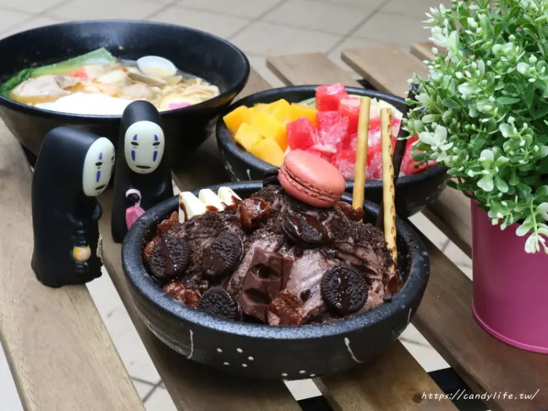 奇町-逢甲店│逢甲新開幕複合式餐飲，老闆娘超正！主打綿綿冰，還有鍋燒系列及厚片吐司，鹹食甜食通通有～