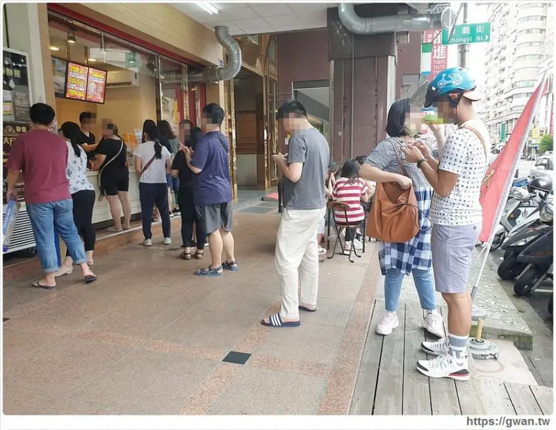 全台第一間卜蜂炸雞店，皮薄爆汁，想吃起碼等一小時！