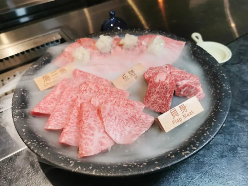 (信義安和站)台北燒肉推薦/大安區和牛燒肉-八和和牛燒肉專門店,全程桌邊服務讓你烤肉不心煩, 8種和牛的料理主題,奢華美味送入口中,創造美好回憶
