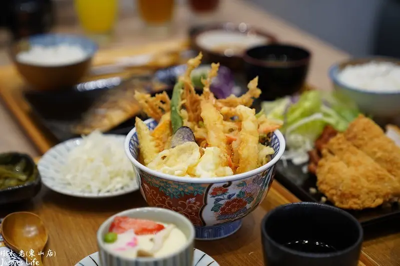 【台中北屯│美食】樹太老(台中東山店)。全新開幕，人氣定食店進駐大坑，推薦起司豬排及海老定食，湯品、白飯、小菜無限量供應