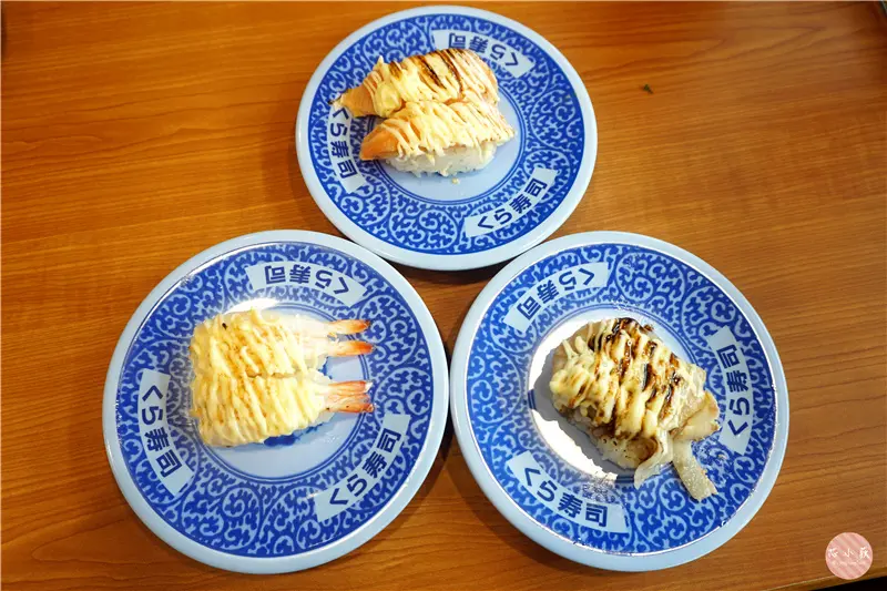 くら寿司 藏壽司 台中文心秀泰店。40元起迴轉壽司，累積5盤就可玩扭蛋，好吃又好玩!