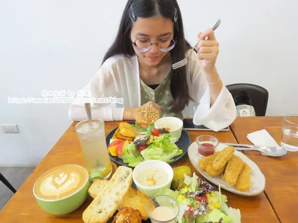 台中西區｜寵物友善餐廳｜早午餐【柴田生活】讓店長柴寶，每天陪著大家快樂吃早午餐~