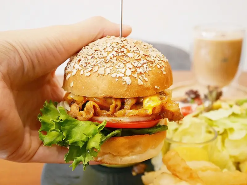 台中早午餐，店家是寵物友善餐廳，竟然也有提供毛孩的餐點，牛肉堡、炸雞都好吃，主食表現都很不錯-柴田生活