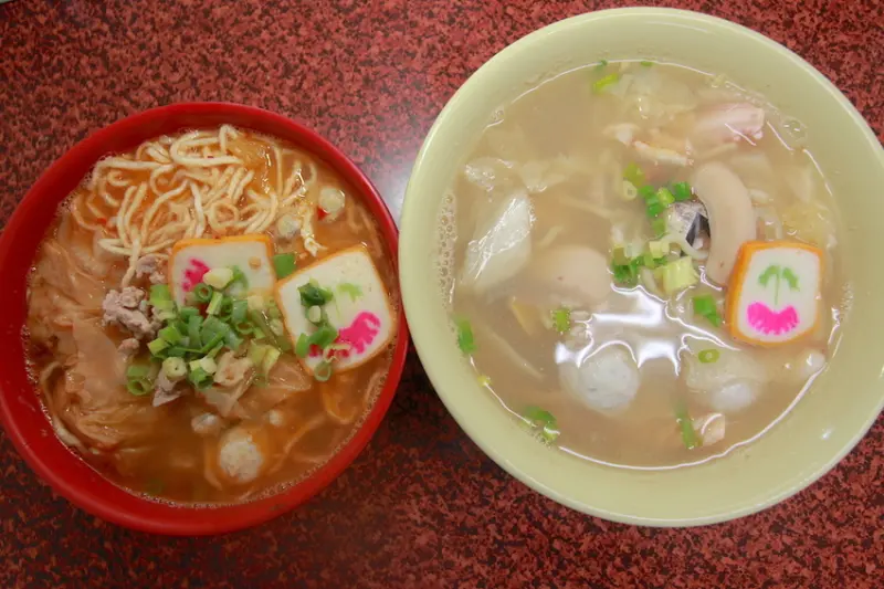 吃。高雄|岡山區。在地知名鍋燒麵，多家美節目採訪過，頂級鮑魚干貝鍋燒麵「阿城鍋燒麵」。