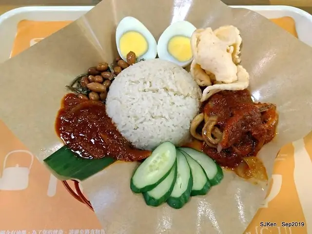 (台北捷運板南線市政府站周邊美食)「池先生 kopitiam 誠品信義店」--- 甜鹹辣香的馬來西亞傳統美食「池先生椰漿飯配透抽」+「犘摩喳喳」。