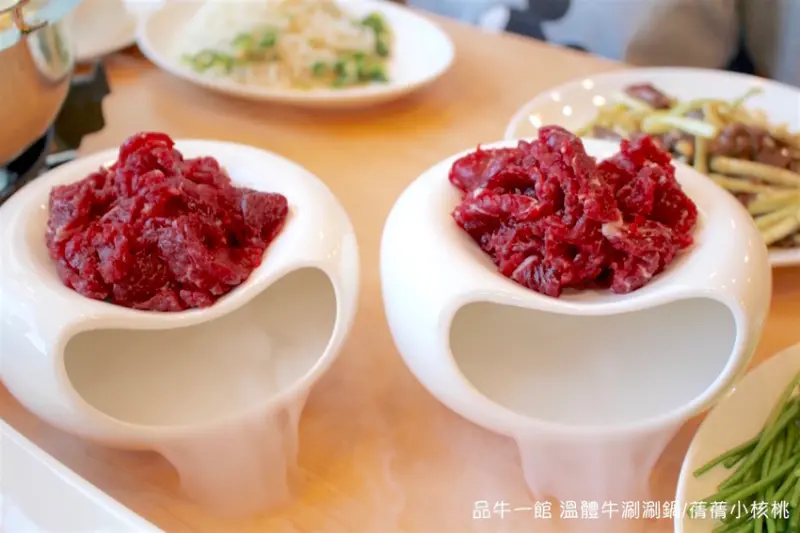 【台中溫體牛推薦】品牛一館 溫體牛涮涮鍋。每日新鮮直送，牛肉控必點的溫體牛肉，鮮嫩彈牙的口感，吃上一份根本就不夠；老饕級的牛肉熱炒，鹹香嫩口，超級下飯，餐後還可享用一整杯的哈根達斯冰淇淋！