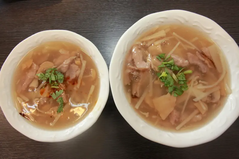 吃。高雄|左營區|高雄榮總周遭美食，令人激賞の辦桌焿，與十全路新營魚翅焿系出同門，「水和師辦桌ㄟ焿」。