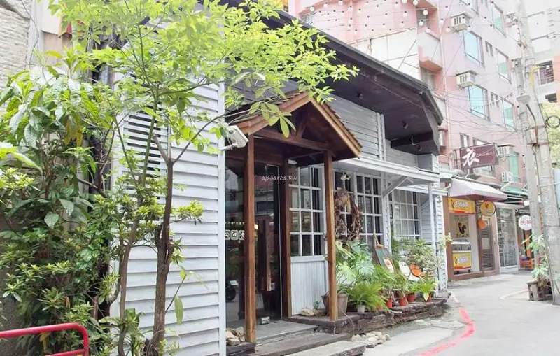 台中村口微光一中店｜季節限定芒果辣炒義大利麵，義式料理台灣味！一中商圈巷弄人氣餐館，低消99元免服務費 - 蘋果話日常