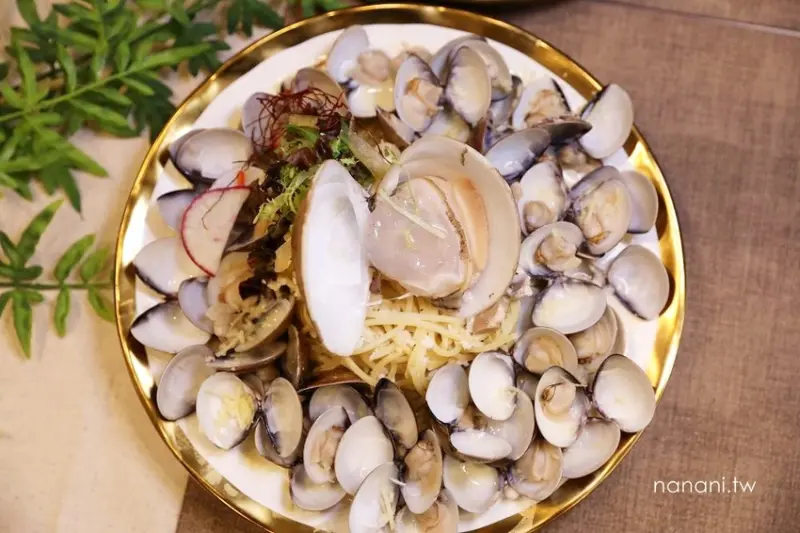 村口微光(一中店)。爆盤系！超浮誇洶湧到滿出來巨蛤蛤蠣花義大利麵 - Nana愛旅行札記