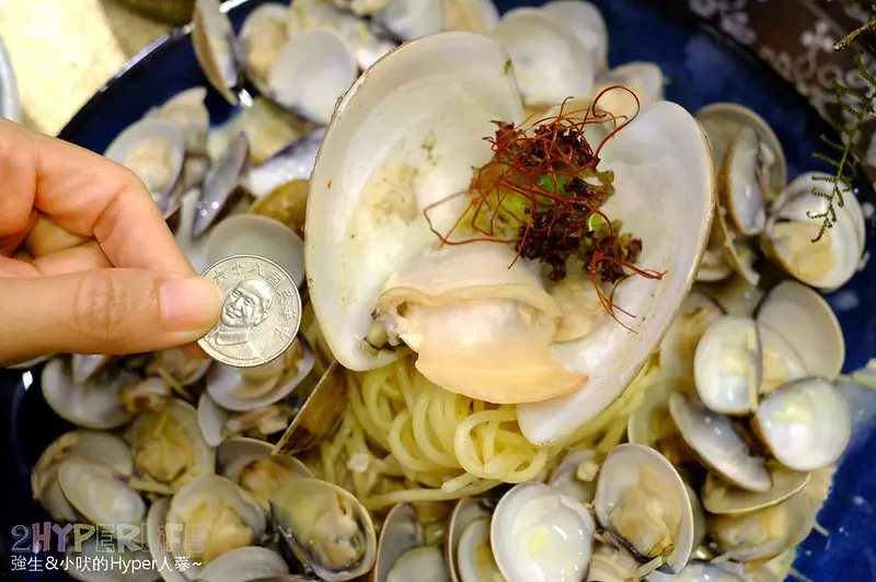 來吃個義大利麵端出那麼大蛤蜊幹嘛啦?! 台中一中商圈復古老屋美食推薦，好多網美來村口微光吃飯拍照哦！