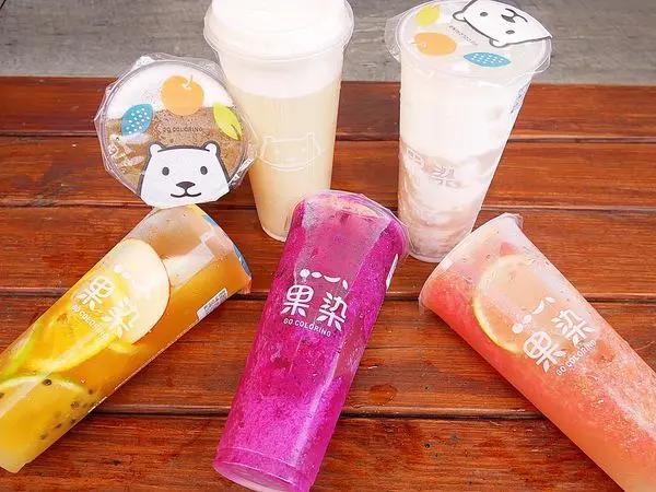 果染茶飲實驗室 - 台北中山區飲料推薦，每季更換不同當季水果飲品，就是要用創意和自然攻略消費者的味蕾，別忘了跟網美熊熊牆來一張