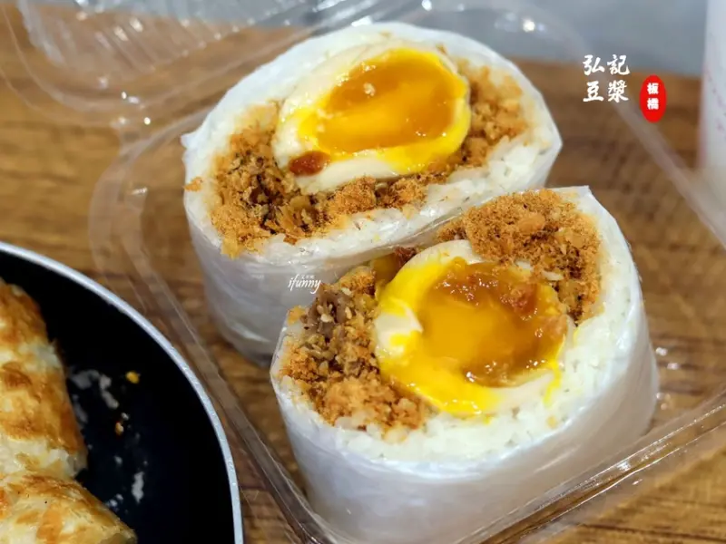 [府中站]弘記豆漿板橋店~名不虛傳 爆漿的炸蛋飯糰/打拋豬蛋餅/加分的辣椒醬 - ifunny 艾方妮的遊樂場