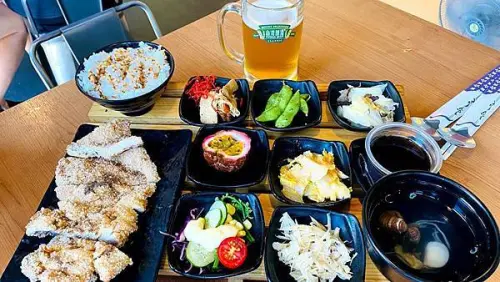 台中沙鹿美食【櫃森森複合式餐飲】夢幻玻璃貨櫃屋餐廳/必點九宮格套餐/手搖茶啤酒杯創意飲品/台中CP值高景觀餐廳