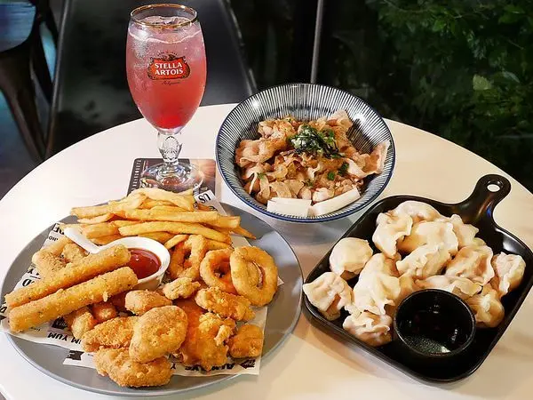 晨時餐酒館 - 新北中和餐酒館，餐點價格超親切，調酒200左右就有，下班放假想要約一波也能沒負擔