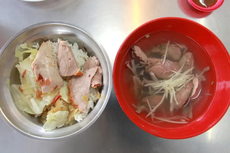 吃。高雄|前金區| 高雄知名的鴨肉專賣店，整體口感頗有水準定價合理「金城鴨肉專門店」。