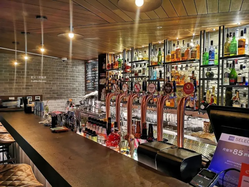 【台南餐酒館】10樓美麗夜景/飛鏢競賽/駐唱歌手/晚餐宵夜/安平夜景/台南夏都城旅