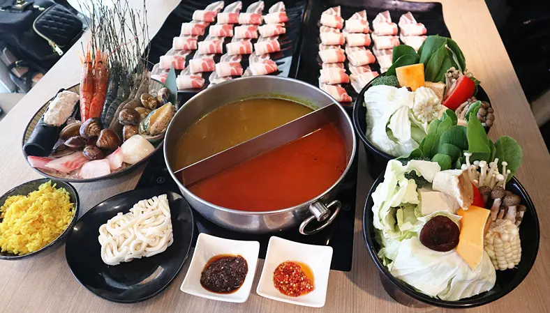「國父紀念館火鍋」【源火鍋Yuan Hot Pot】西班牙橄欖豬套餐(11oz)+綜合海鮮套餐，附餐有特別的薑黃飯，台電的冰棒、飲料無限供應，火鍋走精緻路線。商業午餐179，小資族親民價！