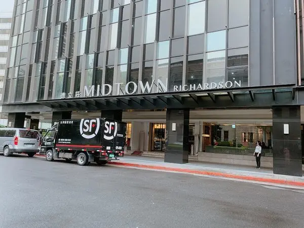 西門町德立莊|魅麗海中庭餐廳|buffett 吃到飽|澳洲龍蝦饗宴|海陸雙拼