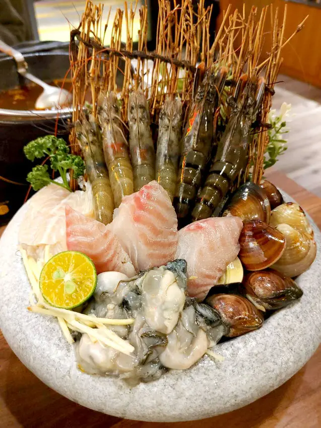 基隆廟口巷弄有一鍋!! 火鍋結合炸物和居酒屋,平價完美火鍋店的超猛代表!很推薦神級麻油炸蛋滷肉飯