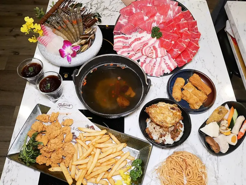 火鍋控趕快約！基隆獨創火鍋套餐超划算，超狂麻油炸蛋滷肉飯和台式炸物拼盤全都有！！雙人海陸鍋有肉有海鮮，巷弄有一鍋-基隆網美必打卡美店