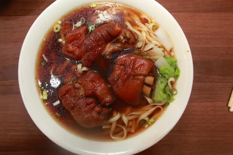 吃。高雄｜大社區。源自岡山區的美食，多家美食節目採訪過，整體口感中規中矩定價超值，值得推薦給重口味的愛好者「岡山公園豬腳麵.牛肉麵-大社店」