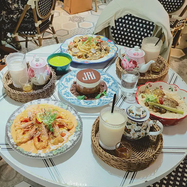 西門美食。JAI宅 巷弄溫室花園 寵物友善叢林系網美排隊餐廳