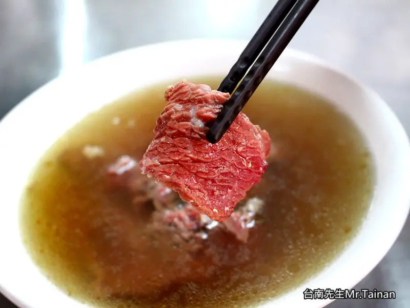 台南牛肉湯／32年老店／24小時營業／忠實顧客一週吃3次／沒有觀光客／記憶中的古早味／在地老饕私藏口袋名單