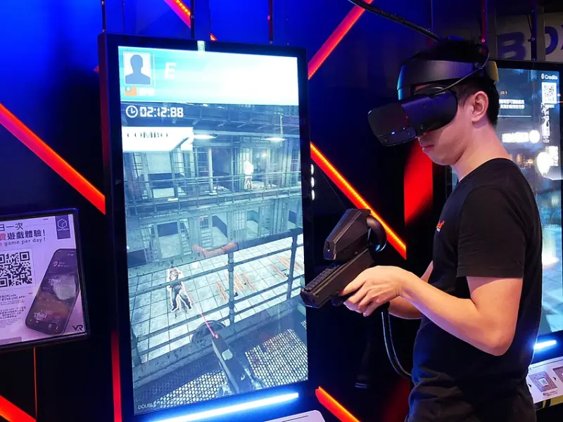 Box Taipei - 台北東區餐酒館推薦，台灣首間與VR結合的餐廳，桌遊、打鏢都玩膩了嗎? 趕快揪朋友來玩最潮的VR實境射擊，破紀錄再送一杯shot