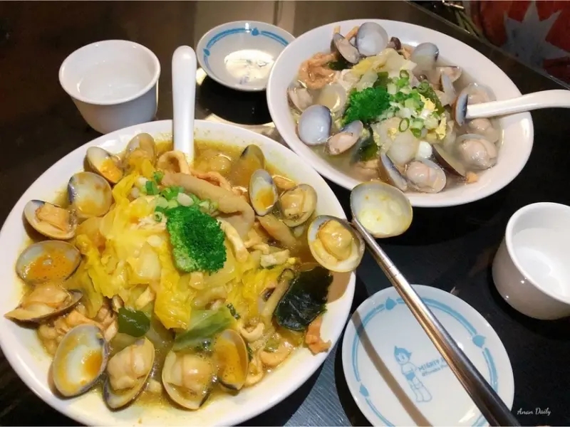 | 高雄美食 | 神秘的暗黑系餐館/滿滿的蛤蠣鍋燒/舊 鍋燒麵美食餐廳