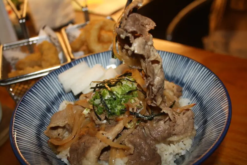 【新北美食】晨時|適合放鬆小酌一杯的好地方,炸物與熟食也很美味