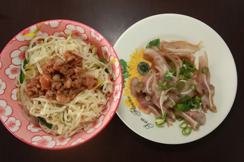 吃。台南|南區。獨特冰鎮白滷味，整體餐點口感非常美味喔！「賴記滷味麵食」。