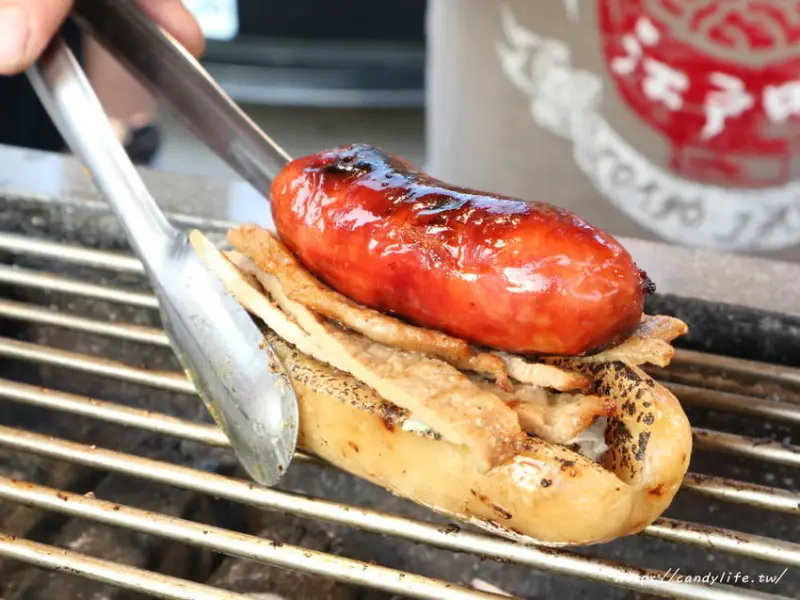 豐原炙燒米腸，獨創台味日式新吃法，米腸裡夾的不只香腸，竟然還有肉排，還吃的到鍋巴！一天只賣四小時～