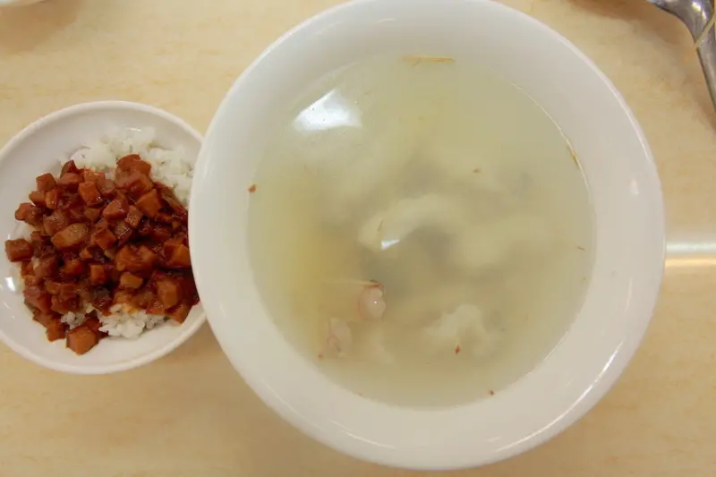 吃。高雄|苓雅區|  高雄老字號深海魚湯，新開建國分店，堅持天然食材，健康料理方式，招牌龍膽石斑及鱸魚湯，提供各式美食料理「品深海魚湯-建國店」。