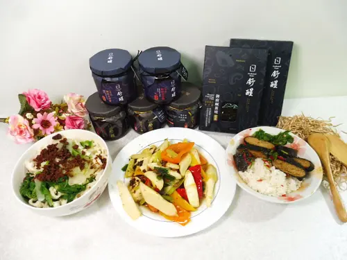 「高雄送禮推薦」【舒醒】「御賞XO醬三罐（勁辣*1、香菇*1、蘋果*1）、御廚金沙醬兩罐（微辣*1、香菇*1）、御廚鹹蛋燒*2，最純粹的美好，簡單拌飯、拌麵、炒菜、炒飯，「一口舒醒，美味甦醒」！ 