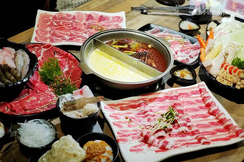 肉多多火鍋│無肉不歡的只要299元就可以吃到15oz肉量真的威，+89元再多送14隻白蝦!
