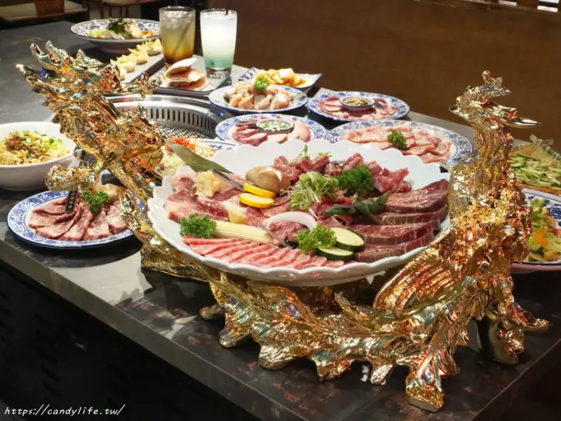 墨妃家│吃的到乾式熟成牛排的燒肉店，新品四人套餐，金色龍鳳盤裝超霸氣！營業至凌晨一點～
