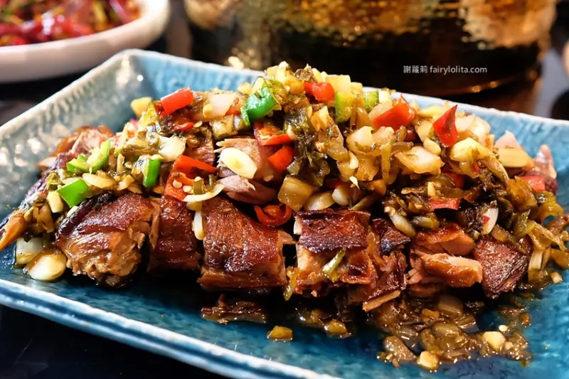 挑戰最狂優惠「吃多少就送多少」，新開幕卻超隱密，隱藏版川菜躲這裡，低調到連招牌都讓你掉不到！ @蹦啾♥謝蘿莉 La vie heureuse