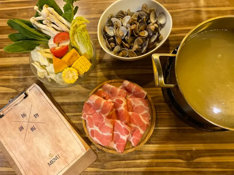 美食｜台北｜民生社區｜ 滿出來的蛤蠣。養生火鍋店。極蜆鍋物 #尼克島
