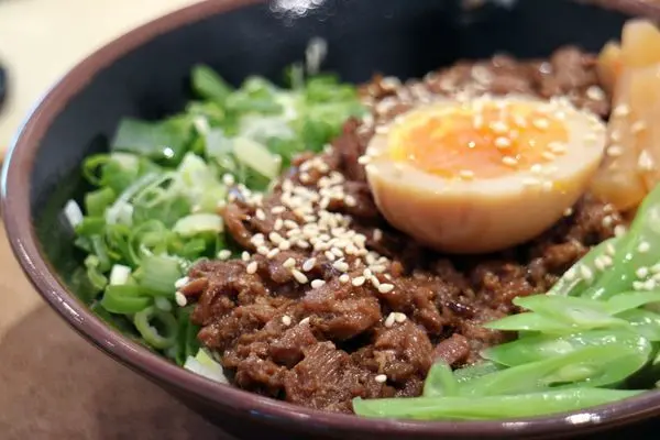 高雄左營區=<食>最文青的飯湯就在【魚米飯湯】最扎實最新鮮的食材，每一道餐點都有它的特色！鮪魚燥飯配上龍膽水餃！限量的小卷飯湯你錯過了就只能等下次囉！=