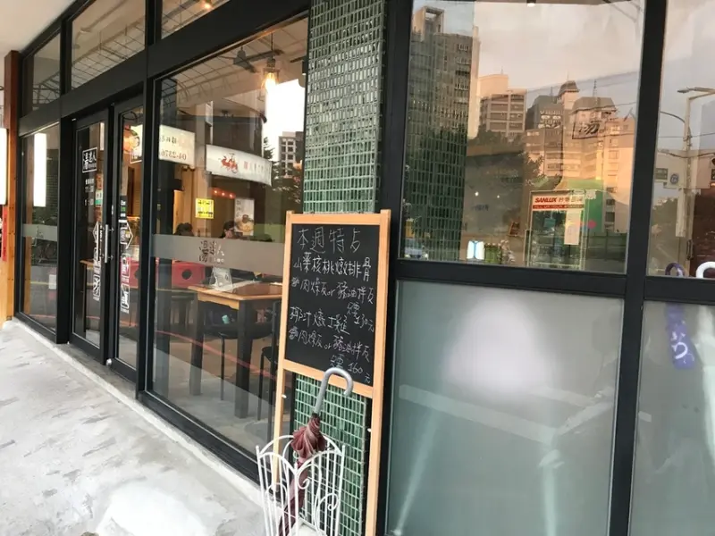 ［台中西區］湯達人原味燉盅~清淡路線的養生湯品，豬油拌飯配溏心蛋很搭，店內也有好吃腸粉