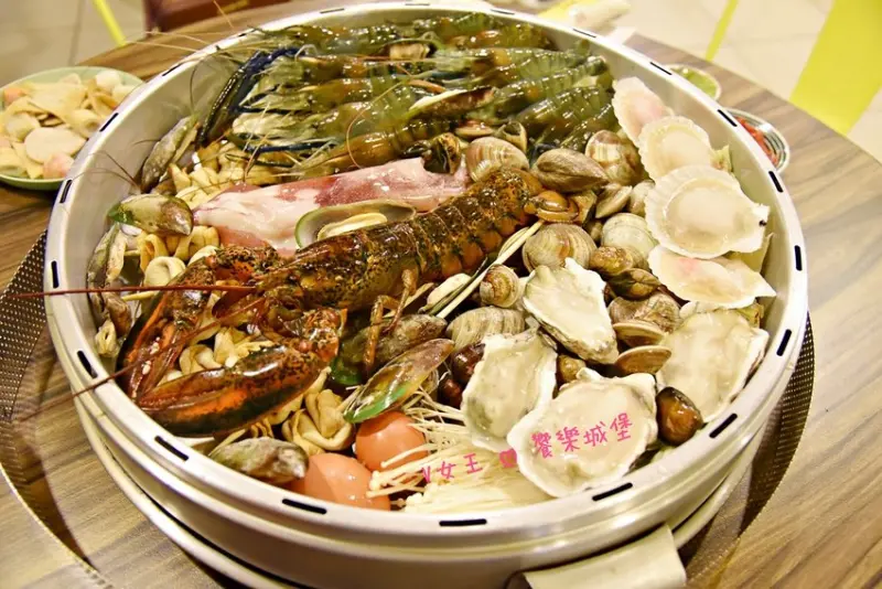 韓蚌蚌研究院 新莊店 ll 超浮誇巨型蒸籠海鮮火鍋，龍蝦大將帶領蝦兵貝匠，帶領你感受震撼的海底風味，再加入人蔘雞感受韓國風味，一鍋二吃陸海雙吃 !!