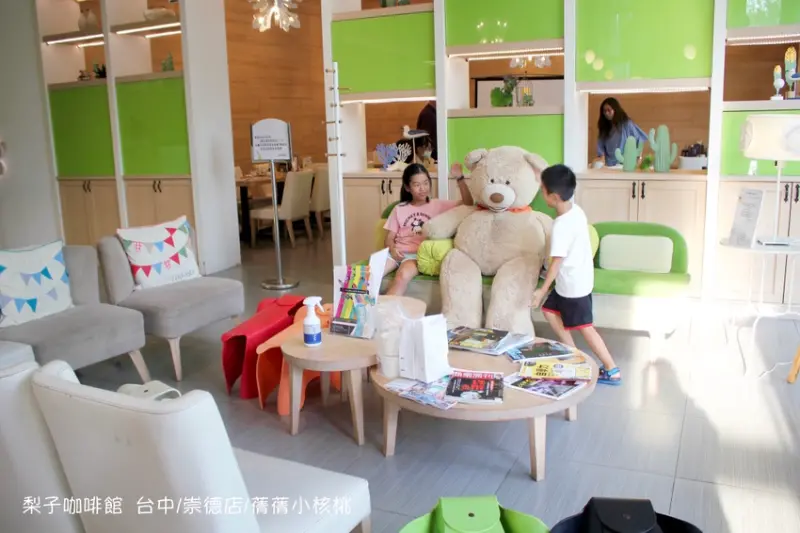 【台中親子餐廳推薦】梨子咖啡館(崇德店)。隱藏在城市中有著超大的潔白砂池Ｘ兒童閱覽室，友善的親子空間和餐點，超適合三代同堂一起共享每一個美好時刻！