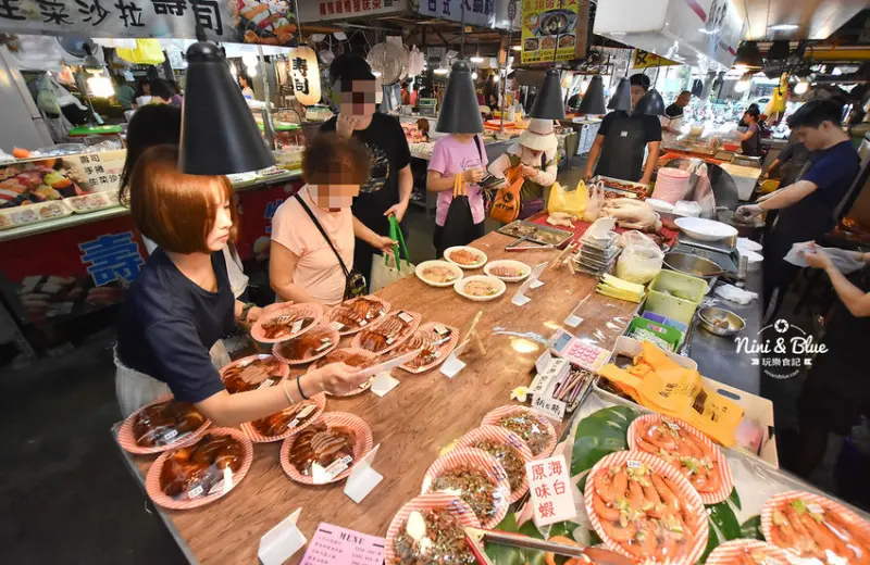 港式三寶拼盤有限量烤鴨腿、雞腿、叉燒，一大盤只要150元，2小時完售，想吃要快!朝日鵝-妮妮布魯