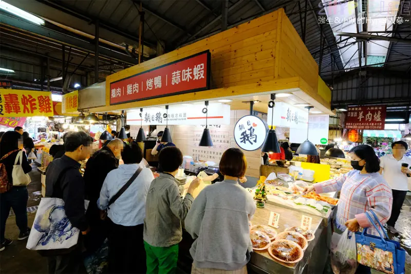 北平黃昏市場好吃鵝肉盤熟食專賣！朝日鵝還有烤鴨油雞蒜味蝦喔～生意超好的要買要快啊！