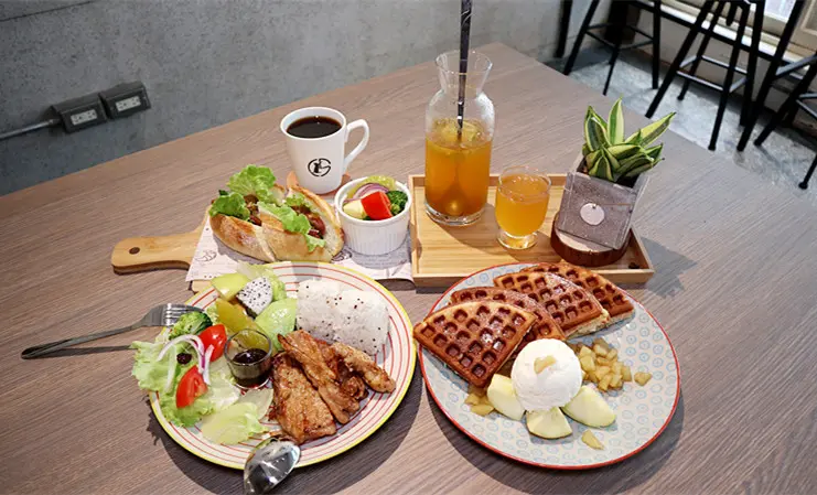 「中山不限時wifi咖啡廳」【拾伍窩Cafe】隱身 #中山捷運巷弄 #老宅2樓 #藝文空間 #餐點意外好吃 #愛貓的店主人