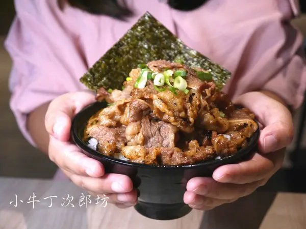 【基隆市 仁愛區】小牛丁次郎坊-肉肉控最愛！極盛肉山的大口滿足，丼飯拉麵全部一網打盡