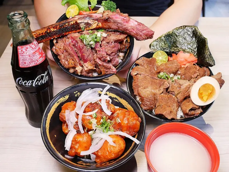 小牛丁次郎坊 - 基隆浮誇系丼飯推薦，瀑布肉山、超大支戰斧牛排都超吸睛，直火料理讓肉品保留嫩度和肉汁