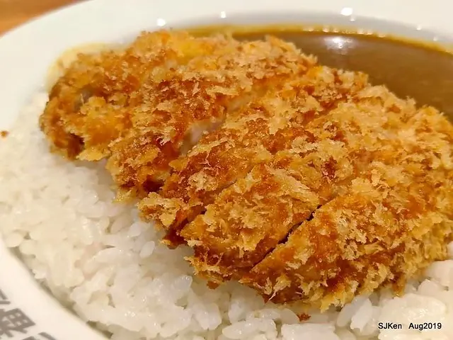 (台北捷運板南線市政府站周邊美食)「CoCo 壹番屋誠品信義店」 --- 辣鹹香的「招牌炸豬排咖哩飯」+ 清涼鮮甜的「泰式奶茶」