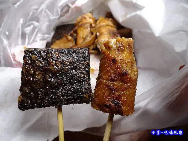 大甲美食推薦/蔣公路夜市好吃【無名炭烤攤老店】人氣排隊烤肉(一路發綠豆沙飲料攤/隔壁) 