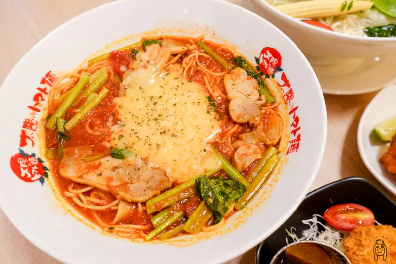 新光三越B2美食街，來自日本的名店！主打以蕃茄為基底的太陽拉麵系列，以及四種特別麵條，拉麵還可以首次加大免費！